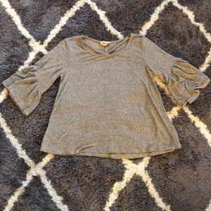 gray/tan quarter sleeve ruffle top